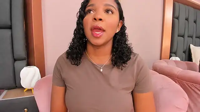 Snapshot of LisaMendez chatting on 22, 10, 2025 LisaMendez online show from 22, 10, 2025