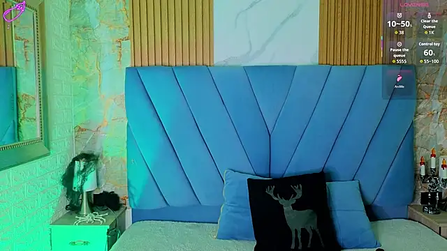 Snapshot of violett__golden chatting on 9, 10, 2025 violett  golden online show from 9, 10, 2025