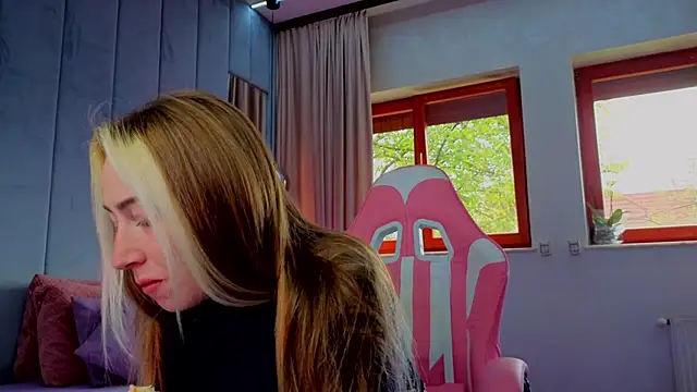 Reina Cummings online show from 26, 10, 2025