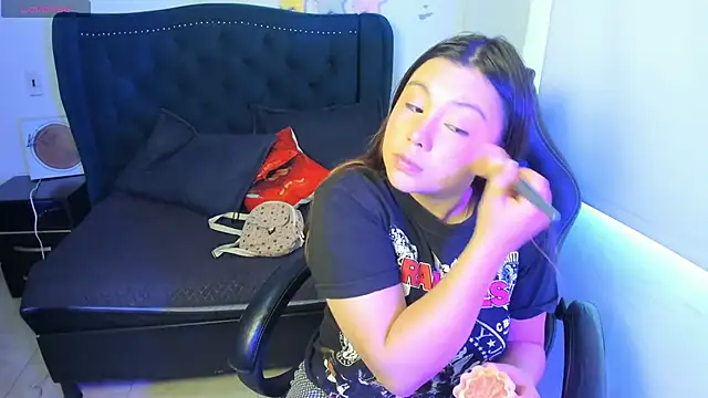 LucyPetit online show from 25, 11, 2025