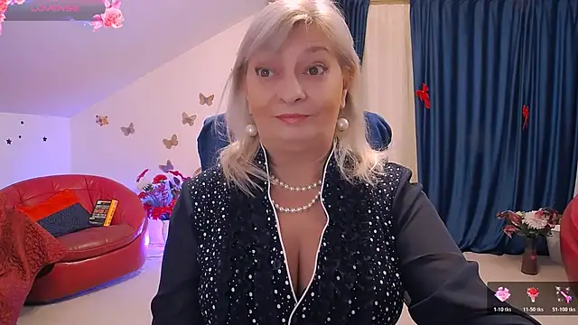 Snapshot of HypnotikCate chatting on 4, 2, 2026 HypnotikCate online show from 4, 2, 2026