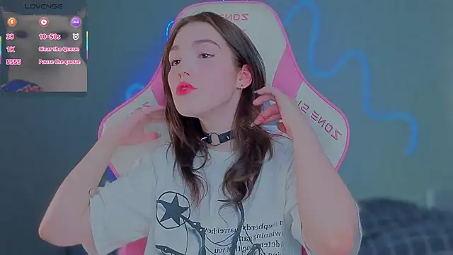 Snapshot of Sophie_SkyAngel chatting on 4, 7, 2026 Sophie SkyAngel online show from 4, 7, 2026