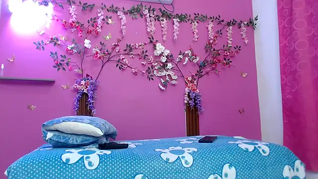 Snapshot of skinnybarbie022 chatting on 8, 5, 2026 skinnybarbie022 online show from 8, 5, 2026