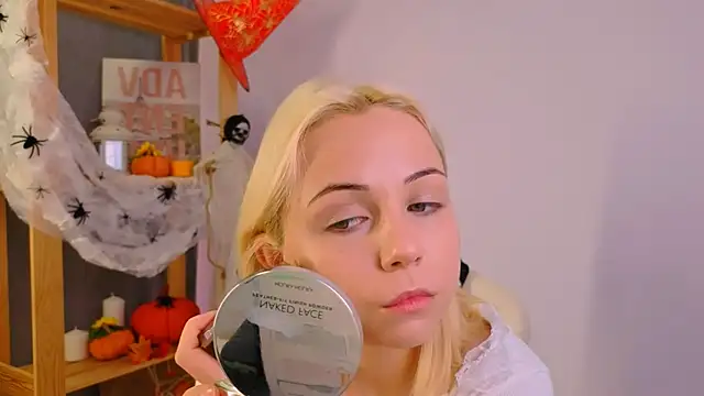 Charlotte Colinss online show from 21, 10, 2025