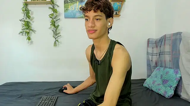 Snapshot of Peterfrost19 chatting on 3, 10, 2025 Peterfrost19 online show from 3, 10, 2025