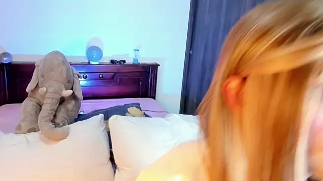 Snapshot of Flora_Minx chatting on 22, 11, 2025 Flora Minx online show from 22, 11, 2025