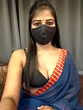 Snapshot of Misss-julli chatting on 17, 12, 2025 Misss-julli online show from 17, 12, 2025