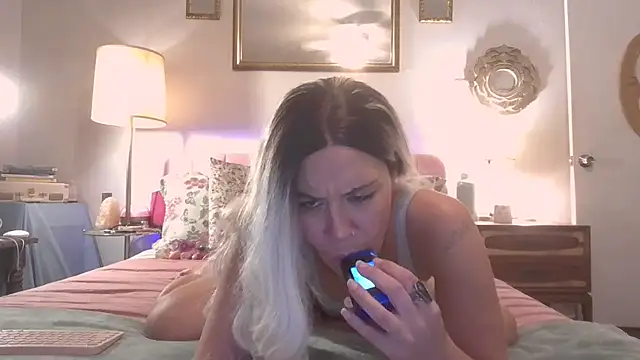 Snapshot of LilaDeliciousXX chatting on 28, 10, 2025 LilaDeliciousXX online show from 28, 10, 2025