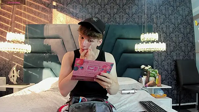 TaylerWhite online show from 14, 12, 2025