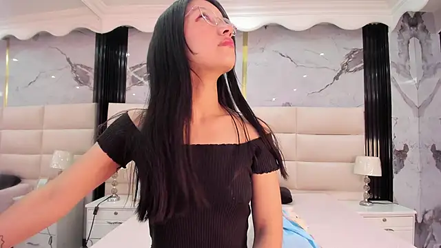 Snapshot of Sophie_Calloway chatting on 12, 9, 2025 Sophie Calloway online show from 12, 9, 2025