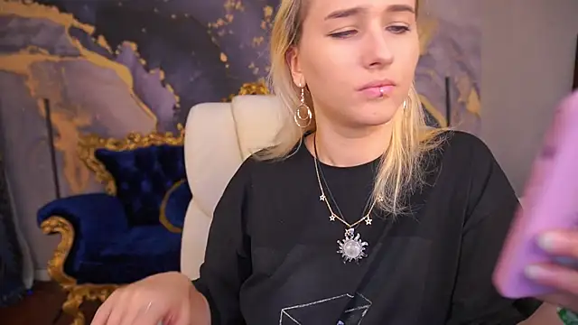 LilElfie online show from 9, 9, 2025