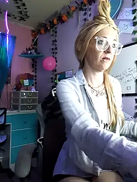 Purple2StayThnxx online show from 6, 11, 2025