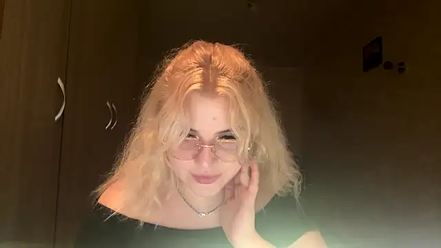 Snapshot of sunshinyflash chatting on 9, 11, 2025 sunshinyflash online show from 9, 11, 2025