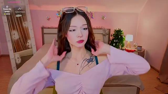 Snapshot of Adetta chatting on 18, 12, 2025 Adetta online show from 18, 12, 2025