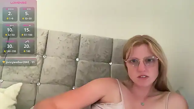 Snapshot of BustyKellyXXX chatting on 3, 8, 2026 BustyKellyXXX online show from 3, 8, 2026