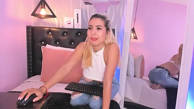 lucia-cute online show from 9, 3, 2026