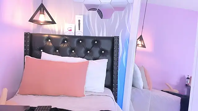 lucia-cute online show from 10, 3, 2026