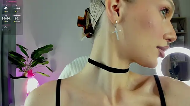 Ice Strawberry online show from 8, 4, 2026