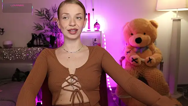 NovaHollisx online show from 6, 4, 2026