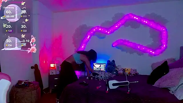 larah uwu online show from 22, 10, 2025