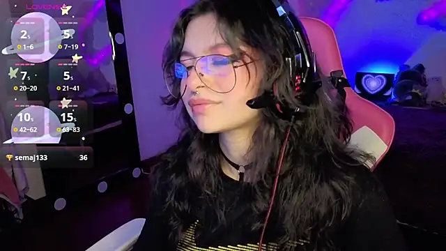 larah uwu online show from 8, 11, 2025