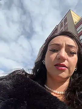 Ninabigtitied online show from 2, 11, 2025