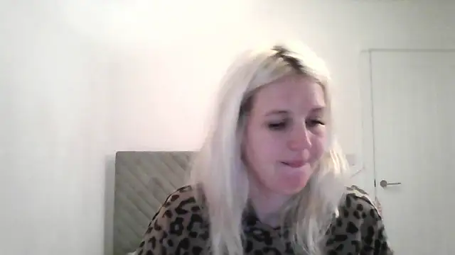 Snapshot of BlondeBells chatting on 19, 10, 2025 BlondeBells online show from 19, 10, 2025