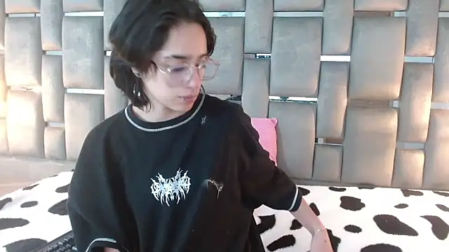 Snapshot of katalinathxandbritney1 chatting on 11, 9, 2025 katalinathxandbritney1 online show from 11, 9, 2025