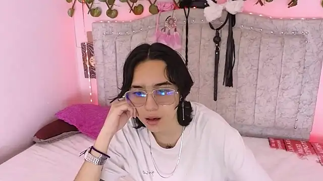 Snapshot of katalinathxandbritney1 chatting on 17, 9, 2025 katalinathxandbritney1 online show from 17, 9, 2025