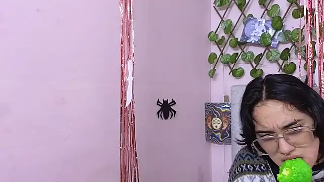 Snapshot of katalinathxandbritney1 chatting on 6, 10, 2025 katalinathxandbritney1 online show from 6, 10, 2025