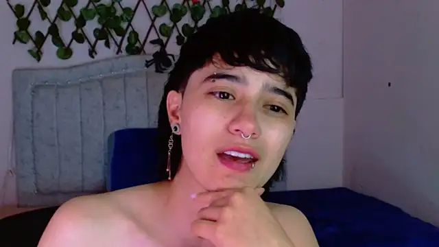 Snapshot of katalinathxandbritney1 chatting on 16, 12, 2025 katalinathxandbritney1 online show from 16, 12, 2025