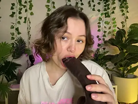 Snapshot of MoonIvy_ chatting on 5, 2, 2026 MoonIvy online show from 5, 2, 2026