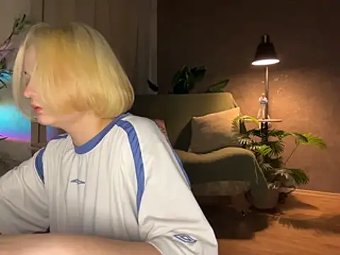 Snapshot of MoonIvy_ chatting on 19, 4, 2026 MoonIvy online show from 19, 4, 2026