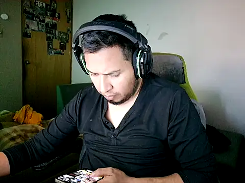 Snapshot of Doggo05 chatting on 30, 11, 2025 Doggo05 online show from 30, 11, 2025