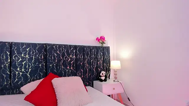 Snapshot of katte_landerr chatting on 14, 4, 2026 katte landerr online show from 14, 4, 2026