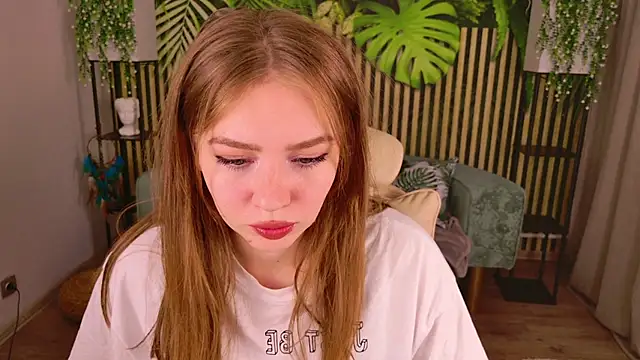 Snapshot of Moon__Bunny chatting on 8, 9, 2025 Moon Bunny online show from 8, 9, 2025