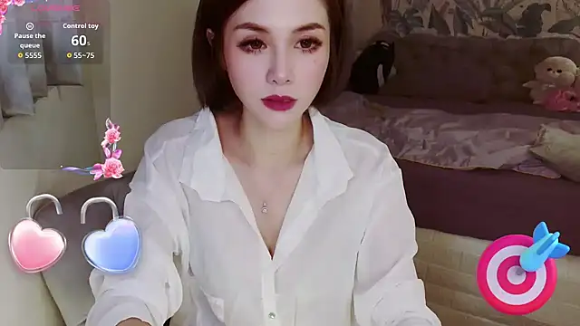 Snapshot of maya057000 chatting on 6, 11, 2025 maya057000 online show from 6, 11, 2025