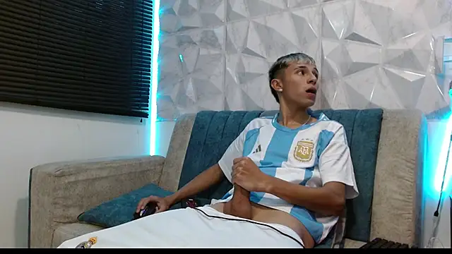 Snapshot of Isaac_tan chatting on 8, 9, 2025 Isaac tan online show from 8, 9, 2025