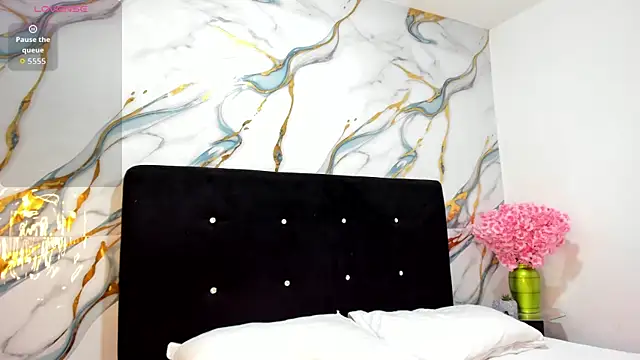 Snapshot of RoxanaBorns_ chatting on 2, 7, 2026 RoxanaBorns online show from 2, 7, 2026