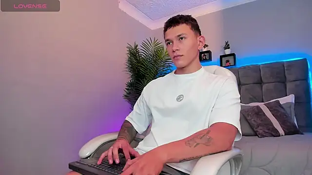 Snapshot of Thomas_moon chatting on 28, 4, 2026 Thomas moon online show from 28, 4, 2026