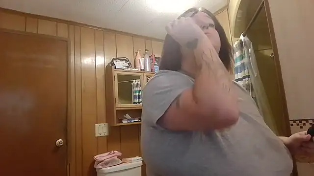 vanessraine online show from 10, 9, 2025