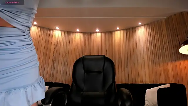 MiaLaurence online show from 1, 7, 2026