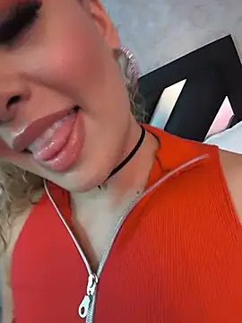 Snapshot of CataRicci chatting on 4, 8, 2026 CataRicci online show from 4, 8, 2026