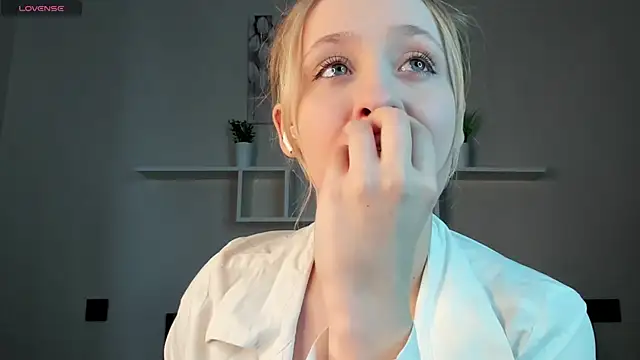 Julliakoill online show from 5, 11, 2025