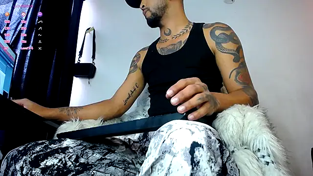 Snapshot of LickMyInk chatting on 20, 10, 2025 LickMyInk online show from 20, 10, 2025