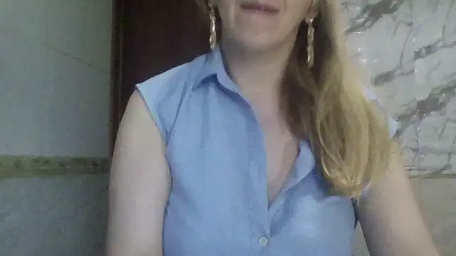Snapshot of MiyaHottie chatting on 4, 6, 2026 MiyaHottie online show from 4, 6, 2026