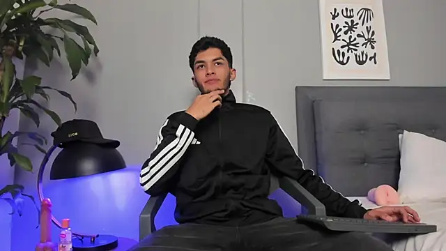 Snapshot of Tylerffoxx chatting on 19, 6, 2026 Tylerffoxx online show from 19, 6, 2026