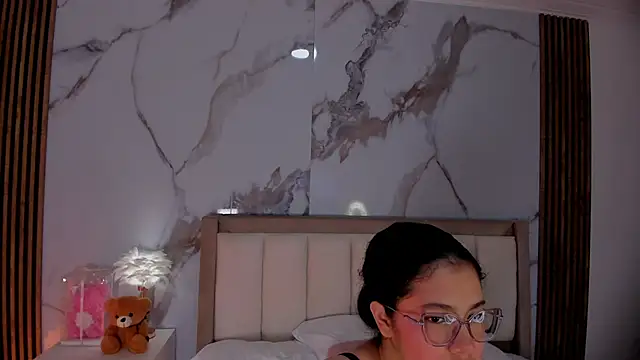 Snapshot of LunaRosse_ chatting on 4, 7, 2026 LunaRosse online show from 4, 7, 2026