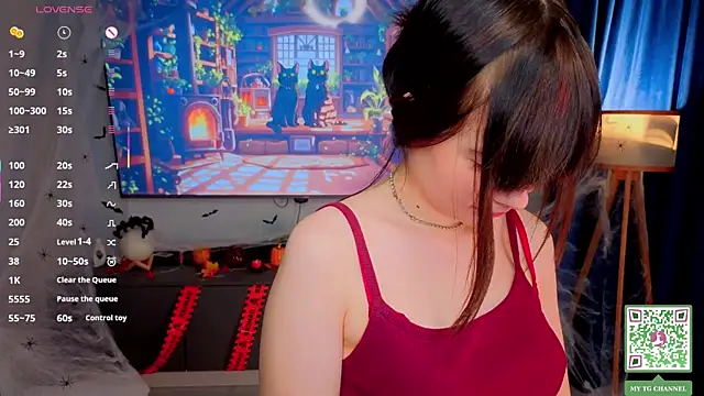 Honeey Beee online show from 2, 11, 2025