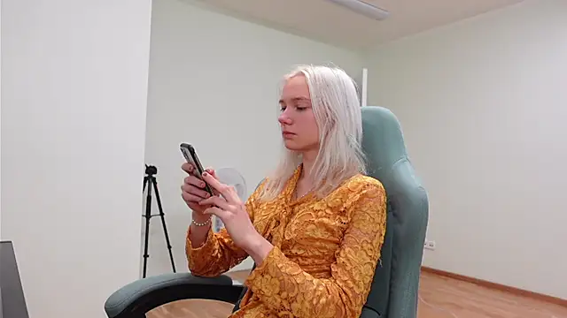 Laura Chaplin online show from 23, 11, 2025